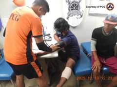 南シナ海で負傷し、手当てを受けるフィリピン漁船の漁師＝13日（フィリピン沿岸警備隊提供・AP＝共同）