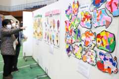 個性豊かな作品が並ぶギャラリー展示=徳島市の県立障がい者交流プラザ