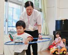 「こども誰でも通園制度」を利用して園内で遊ぶ子どもたち＝９月２日、那覇市立壺屋こども園
