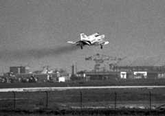 山口県・岩国基地を離陸する戦闘機＝1972年5月