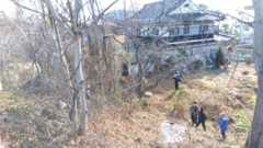 クマがとどまっていた現場。左側のやぶに身を潜めていた