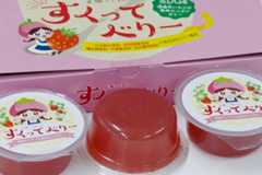 県内５校の高校生が考案した「すくってベリー」＝大分市府内町