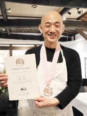 料理マスターズブロンズ賞に輝いた梯哲哉さん＝別府市井田の「オット・エ・セッテ大分」