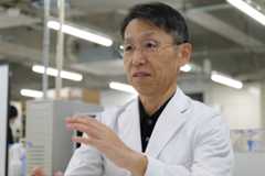 幻覚作用や依存性があるTHCの危険性を指摘し、「安易に手を出さないことが必要」と語る舩田教授=17日、湘南医療大