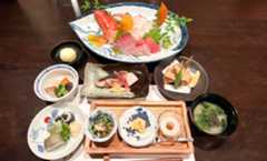 刺身で使用する魚は旬の天然物だけ。この日はアカハタやヒラスなど(写真の刺身は3人前)(古民家レストラン敬承藤松はツアーに含まれない)