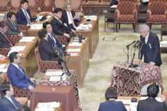 衆院政治改革特別委員会で、立民・江田氏（左端）の質問に答える参考人の成田氏＝１７日、国会内
