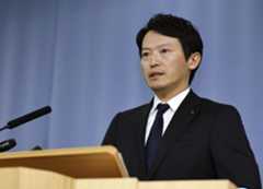 兵庫県庁で記者会見する斎藤元彦知事＝26日午後