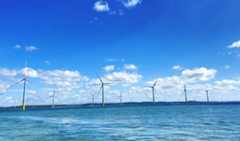 秋田県能代市の港湾区域内に設置された洋上風力発電施設（同市提供）