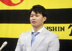契約更改し、記者会見する阪神・森下=14日、兵庫県西宮市