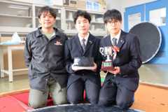 高校生ロボット相撲選手権で優勝した（右から）阿部雄琉さん、大塚元翔さん、顧問の染矢徹教諭＝日出町の日出総合高