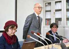 第５次再審請求へ意気込みを述べる八尋光秀弁護団長（中央）＝１５日、鹿児島市の県弁護士会館