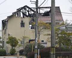 火災が発生し、敷地内で血を流して倒れている男性が発見された住宅＝16日午前10時18分、広島県東広島市