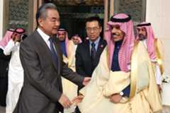 サウジアラビアを訪れた中国の王毅外相(手前左)=14日、リヤド(中国外務省のホームページから・共同)