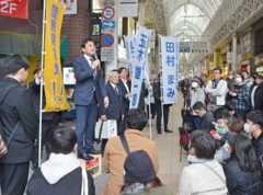 集会後に街頭演説する玉木雄一郎代表＝１３日、鹿児島市東千石町