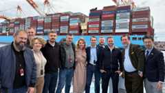 横浜港を視察したウクライナ政府関係者ら＝１０月２９日（ＪＩＣＡ提供）