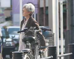 田中裕子もグレーヘアに！夫・沢田研二とおそろい電車デート