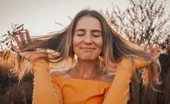 אישה שמחה (צילום:  Hean Prinsloo / Unsplash)