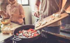 בישול (צילום: shutterstock By George Rudy)