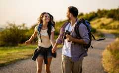 זוג מטייל בטבע (צילום: shutterstock By Mladen Mitrinovic)