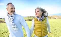 זוג מבוגר מטייל בשדה (אילוסטרציה: Shutterstock)