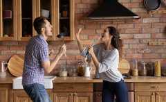 חוגגים אהבה - ארוחה הופעה (צילום: fizkes, shutterstock)