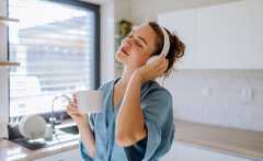 מישהי שומעת מוזיקה עם אוזניות (צילום: Halfpoint, shutterstock)