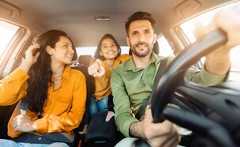 ילד מלווה (צילום: Prostock-studio, shutterstock)