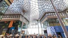 Zieht seit einem halben Jahr Besucher in die HafenCity: das XXL-Einkaufszentrum Westfield im Hamburger Überseequartier. 