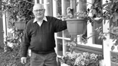 Otto Putfarcken 2017, kurz vor seinem 80. Geburtstag, vor seinem Wohn- und Elternhaus in Curslack. 