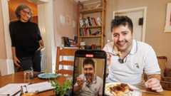 Jan-Martin Bauer (jimmy_is_hungryy) bei der Arbeit als Food-Influencer im Restaurant Bodega Lima im Karoviertel.