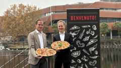 Gastronom Dirk Block (l.) und Immobilieneigentümer Tobias Derndinger mit XXL-Pizzen. Im Sommer eröffnet in Bergedorf ein L‘Osteria-Restaurant.