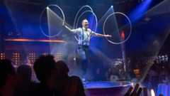 Start der Palazzo-Show von Cornelia Poletto in Hamburg: Die Dinner-Show steht in diesem Jahr unter dem Motto „Hier & Jetzt“ und steigt im Spiegelpalast am Diebsteich in Altona. Mit dabei: Hula-Hoop-Artist Igor Boutorine.