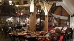 Vor drei Jahren hatten Aussteller auch in der Diele ihre Verkaufsstände aufgebaut. Sie wird am Wochenende für den Café-Betrieb benötigt, die Aussteller sind anderswo auf dem Gelände präsent.