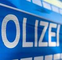 Messerangriff in Sachsen : 23-Jähriger sticht vor Supermarkt plötzlich auf Kundin ein
