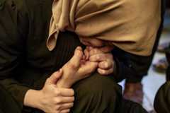 Beziehung zu Israel: Eine Frau trauert um ihren Bruder, der bei einem israelischen Luftangriff in Khan Younis getötet wurde. ++++++++++<br /> epa11985464 The sister of late journalist Mohammed Mansour mourns next to her brother's body at the Nasser Hospital after he was killed in an Israeli airstrike on Khan Younis, southern Gaza Strip, 24 March 2025. Israeli forces resumed airstrikes on Gaza on 18 March, ending a ceasefire that had been in place since 19 January. More than 50,000 Palestinians have been killed in the Gaza Strip, according to the Palestinian Ministry of Health, since Israel launched a military campaign in the strip in response to a cross-border attack led by the Palestinian militant group Hamas on 07 October 2023, in which about 1,200 Israelis were killed and more than 250 taken hostage.  EPA-EFE/HAITHAM IMAD