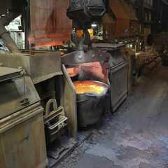 Energiewende in Hamburg: Kupferanoden-Guss bei Aurubis: Teil des industriellen CO₂-Ausstoßes, den der Klimaentscheid bis 2040 reduzieren will.