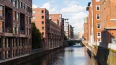 Wohnungskrise und Klimaschutz: Travel to Germany - view of Herrengrabenfleet canal in Hamburg city downtown from Schaarsteinwegsbrucke bridge in september