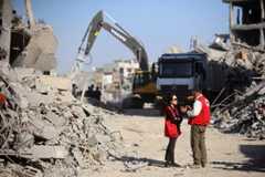 Humanitäres Völkerrecht: Mitarbeiter des IKRK begleiten im Oktober 2025 Bergungsarbeiten in Gaza