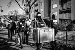 Hamburg-Podcast "Elbvertiefung": Durchsuchungen im Löwensteinring 44 in der Gropiusstadt ** NUR FÜR REDAKTIONELLE ZWECKE ** EDITORIAL USE ONLY **<p>Nach einer Durchsuchung im Löwensteinring in der Gropiusstadt tragen Polizeibeamte Beweisstücke aus dem Haus. Innenminister Dobrindt hat die islamistische Gruppierung Muslim Interaktiv vereinsrechtlich verboten. Auch gegen zwei weitere islamistische Gruppen gehen die Behörden zur Stunde vor, fotografiert am 05. Novermber 2025 in Berlin. Berlin Berlin Berlin