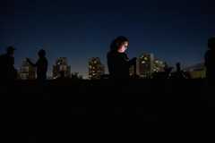 Internet im Iran: A woman on a rooftop in Tehran, Iran, checks her smartphone for news on Thursday evening, June 19, 2025. Many Iranians rely on virtual private networks, or VPNs, to evade government restrictions on the internet, but even many of those have been disrupted since Israel's attacks began. (Arash Khamooshi/The New York Times)