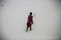 Proteste in Tansania: A Maasai man walks on Nungwi Beach in Zanzibar on January 3, 2018. / AFP PHOTO / GULSHAN KHAN        (Photo credit should read GULSHAN KHAN/AFP via Getty Images)
