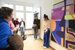 "Add Art": Die Künstlerin Carla Günther führt eine Besuchergruppe durch ihre Ausstellung auf der Add Art. Das war bei ihrem Debüt im Herbst 2023 – in diesem Jahr wird sie nun schon zum dritten Mal dabei sein.