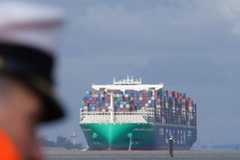 Hamburger Hafen: Das riesige Containerschiff "CMA CGM Jacques Saadé" fährt 2021 in Richtung Hamburger Hafen. Benannt ist der Frachter nach dem Gründer der französischen Reederei CMA CGM. Dessen Sohn Rodolphe Saadé ist mit dem Unternehmen nun in einen Containerterminal eingestiegen.