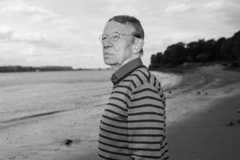 Hark Bohm: Hark Bohm, Regisseur, steht steht am Strand der Elbe. Am 18.05.2019 feiert er seinen 80. Geburtstag.26/04/2019Hamburg