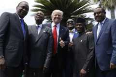 Afrikanische Länder: US-Präsident Donald Trump während eines G7-Treffens im Jahr 2017 mit Kenias Präsident Uhuru Kenyatta, Guineas Präsident Alpha Conde, dem Präsidenten der Afrikanischen Entwicklungsbank, Akinwumi Adesina, und Vizepräsident des Niger, Yemi Osinbajo, sowie Hailemariam Desalegn, dem Ministerpräsident von Äthiopien (von links)