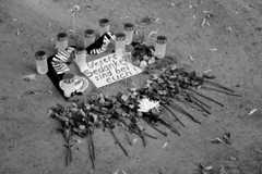 Angriff in Bielefeld: Kerzen und ein Fanschal von Arminia Bielefeld am Tatort.