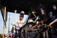 Olympia in Paris: Paris, Frankreich, 02.08.2024: Kamren Larsen (USA) auf dem Weg zu Abfahrtsrampe beim BMX Racing.