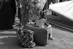 Krisenpodcast "Auch das noch?": A child who fled Singa, the capital of Sudan's southeastern Sennar state, arrives in a makeshift camp for displaced people in Kassala in eastern Sudan on July 6, 2024. Paramilitary forces battling Sudan's regular army for more than a year said on June 29 they had taken Singa, a key state capital in the southeast, prompting thousands to flee, witnesses said.