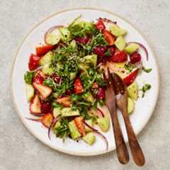 Gurken- und Beerensalat mit Chili: Yotam Ottolenghis Gurken- und Beerensalat mit Urfa-Chili und Sesam.