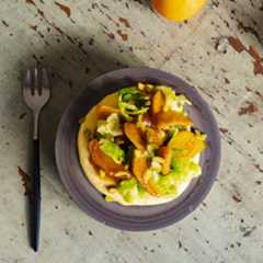 Kaki: Farbtupfer im Novembergrau